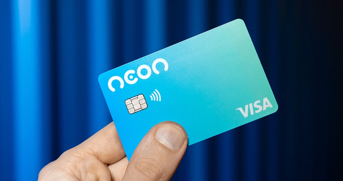 Principais benefícios do Neon como cartão de crédito Quem opta por pedir este cartão geralmente está buscando os benefícios atrelados a ele, nós listamos os principais para que você entenda de uma vez por todas se eles são realmente compatíveis com o seu cotidiano de compras: 1. Cashback: Para quem faz compras no crédito e paga a fatura em dia, pode aproveitar o cashback como um benefício importante para suas compras. Afinal, funciona como um desconto para pagar a fatura em dia. 2. Proteção contra fraudes: É possível efetuar as suas compras com toda a tranquilidade, sabendo que o cartão tem seguro em caso de fraudes. Dessa forma, suas compras são mais agradáveis e sempre livres de problemas. 3. Seu dinheiro rende: Se você deixar saldo parado na conta Neon, o dinheiro rende no CDB todos os dias, o rendimento é acima da poupança e você pode aproveitar a quantia de seu saldo sempre que quiser, sem se preocupar com nada. 4. Viracrédito: Quer aumentar seu limite de crédito e não foi aprovado? Você pode usar sua conta da Neon para investir no Viracrédito, que é protegido pelo FGC e aumenta seu limite em poucas horas após o investimento. O aumento do limite é exatamente referente à quantia que foi aplicada em sua conta. Dessa forma, você pode usar seu limite para efetuar suas compras. 5. Benefícios Visa: Além dos benefícios do cartão, o fato de ter bandeira Visa te dá acesso a uma série de recompensas e a vantagem de ter o cartão aceito em milhares de estabelecimentos. Principais desvantagens de usar este cartão de crédito Apesar de ser uma opção interessante para aqueles que buscam praticidade, o cartão também tem algumas desvantagens atreladas ao seu uso. Por isso, é importante conhecer todos os detalhes. Nós trouxemos quais são os pontos negativos do cartão, para que você os conheça e possa identificar se vale a pena utilizá-lo em sua rotina, com o intuito de efetuar seus pagamentos: 1. Taxas de juros: As taxas de juros do cartão de crédito são mais altas quando comparamos com a média do mercado. Por isso mesmo, é importante manter a fatura sendo paga em dia, para que você possa evitar endividamento rápido. 2. Limite baixo: Inicialmente o cartão de crédito é liberado com um limite baixo. Mas calma, se você usa o limite todo e paga em dia, o próprio banco libera mais limite aos poucos, testando se você continuará pagando em dia. Como solicitar o cartão de crédito? Agora que você já sabe tudo a respeito do Neon, é hora de identificar como solicitar o seu. Nós trouxemos o passo a passo com detalhes, confira a seguir: 1. Verifique as Qualificações: Comece o processo confirmando que você tem o nome limpo e está com um bom score de crédito para que possa ter a aprovação desejada. 2. Pesquise e compare cartões: Antes de concluir sua decisão, compare o cartão com outras opções que também são oferecidas sem cobrança de anuidade. Dessa forma, poderá identificar se vale a pena pedir o Neon ou se outra empresa oferece condições melhores. 3. Visite o site e inicie a candidatura: Após tomar sua decisão, procure a opção de candidatura no site oficial para iniciar o processo. 4. Preencha o formulário: Aproveite para preencher o formulário disponibilizando todas as informações e comprovantes para abrir sua conta. Principais benefícios do Neon como cartão de crédito Quem opta por pedir este cartão geralmente está buscando os benefícios atrelados a ele, nós listamos os principais para que você entenda de uma vez por todas se eles são realmente compatíveis com o seu cotidiano de compras: 1. Cashback: Para quem faz compras no crédito e paga a fatura em dia, pode aproveitar o cashback como um benefício importante para suas compras. Afinal, funciona como um desconto para pagar a fatura em dia. 2. Proteção contra fraudes: É possível efetuar as suas compras com toda a tranquilidade, sabendo que o cartão tem seguro em caso de fraudes. Dessa forma, suas compras são mais agradáveis e sempre livres de problemas. 3. Seu dinheiro rende: Se você deixar saldo parado na conta Neon, o dinheiro rende no CDB todos os dias, o rendimento é acima da poupança e você pode aproveitar a quantia de seu saldo sempre que quiser, sem se preocupar com nada. 4. Viracrédito: Quer aumentar seu limite de crédito e não foi aprovado? Você pode usar sua conta da Neon para investir no Viracrédito, que é protegido pelo FGC e aumenta seu limite em poucas horas após o investimento. O aumento do limite é exatamente referente à quantia que foi aplicada em sua conta. Dessa forma, você pode usar seu limite para efetuar suas compras. 5. Benefícios Visa: Além dos benefícios do cartão, o fato de ter bandeira Visa te dá acesso a uma série de recompensas e a vantagem de ter o cartão aceito em milhares de estabelecimentos. Principais desvantagens de usar este cartão de crédito Apesar de ser uma opção interessante para aqueles que buscam praticidade, o cartão também tem algumas desvantagens atreladas ao seu uso. Por isso, é importante conhecer todos os detalhes. Nós trouxemos quais são os pontos negativos do cartão, para que você os conheça e possa identificar se vale a pena utilizá-lo em sua rotina, com o intuito de efetuar seus pagamentos: 1. Taxas de juros: As taxas de juros do cartão de crédito são mais altas quando comparamos com a média do mercado. Por isso mesmo, é importante manter a fatura sendo paga em dia, para que você possa evitar endividamento rápido. 2. Limite baixo: Inicialmente o cartão de crédito é liberado com um limite baixo. Mas calma, se você usa o limite todo e paga em dia, o próprio banco libera mais limite aos poucos, testando se você continuará pagando em dia. Como solicitar o cartão de crédito? Agora que você já sabe tudo a respeito do Neon, é hora de identificar como solicitar o seu. Nós trouxemos o passo a passo com detalhes, confira a seguir: 1. Verifique as Qualificações: Comece o processo confirmando que você tem o nome limpo e está com um bom score de crédito para que possa ter a aprovação desejada. 2. Pesquise e compare cartões: Antes de concluir sua decisão, compare o cartão com outras opções que também são oferecidas sem cobrança de anuidade. Dessa forma, poderá identificar se vale a pena pedir o Neon ou se outra empresa oferece condições melhores. 3. Visite o site e inicie a candidatura: Após tomar sua decisão, procure a opção de candidatura no site oficial para iniciar o processo. 4. Preencha o formulário: Aproveite para preencher o formulário disponibilizando todas as informações e comprovantes para abrir sua conta. 5. Revise os Termos e Condições: Antes de enviar o seu pedido, sempre tenha o cuidado de ler novamente os termos. Caso concorde com tudo, envie seu pedido para análise. 6. Aguarde a aprovação: Após concluir a análise, a equipe entrará em contato informando por e-mail se você teve a aprovação. No caso da aprovação basta aguardar o seu cartão de crédito Neon chegar em seu endereço e começar a usar. Cartão de Crédito Neon